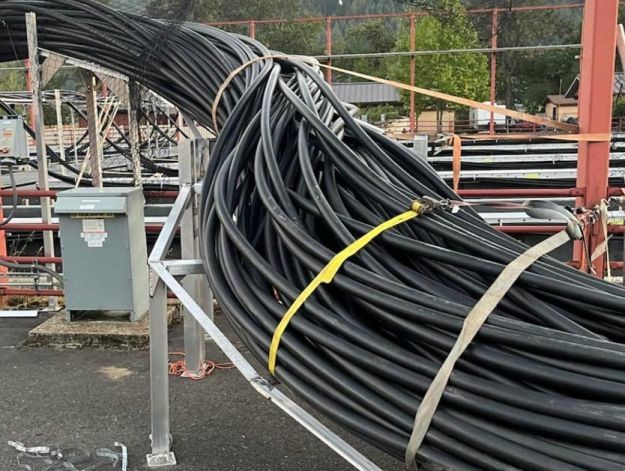 Pipes are disordered and not secured at fish farm