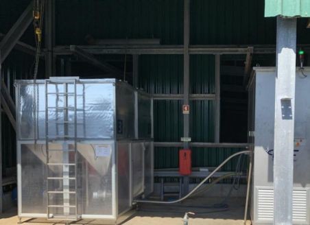 Feeding system for aquaculture installed under the roof